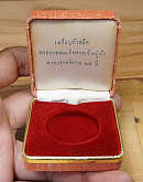 เหรียญกษาปณ์ : กล่องผ้าไหม เหรียญที่ระลึกพระบาทสมเด็จพระเจ้าอยู่หัว รัชกาลที่ 9 ครองราชย์ครบ 25ปี เนื้อทองคำ ขนาด 800 บาท ปี2514