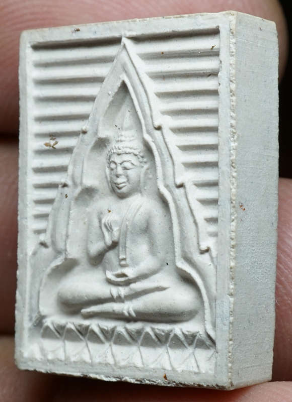 "ยิ้มชินราช" พระผงของขวัญ วัดปากน้ำภาษีเจริญ กรุงเทพ รุ่น6 (รุ่นสร้างพระไตรปิฎกหินอ่อน) ปี2533 พิมพ์ยิ้มชินราช เนื้อขาวโอโม่่